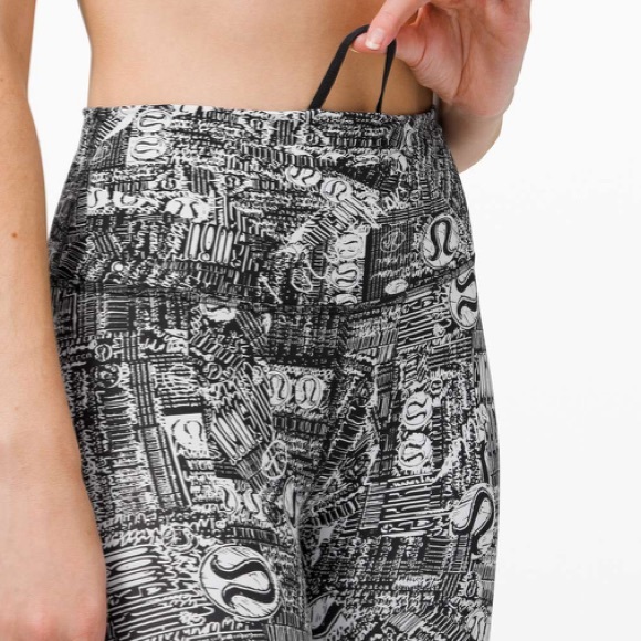 Lululemon Wunder Train High-Rise Tight 25"
Tear It Up Alpine White Black size 0 - Picture 6 of 13